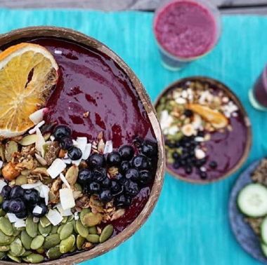 Svalkande smoothiebowl från @elkotts, boostad med grönsaker